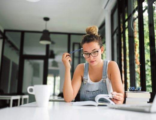 Mujer joven estudiando.